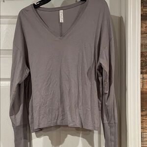 STYLUS V-Neck Long Sleeve Top - Light Gray